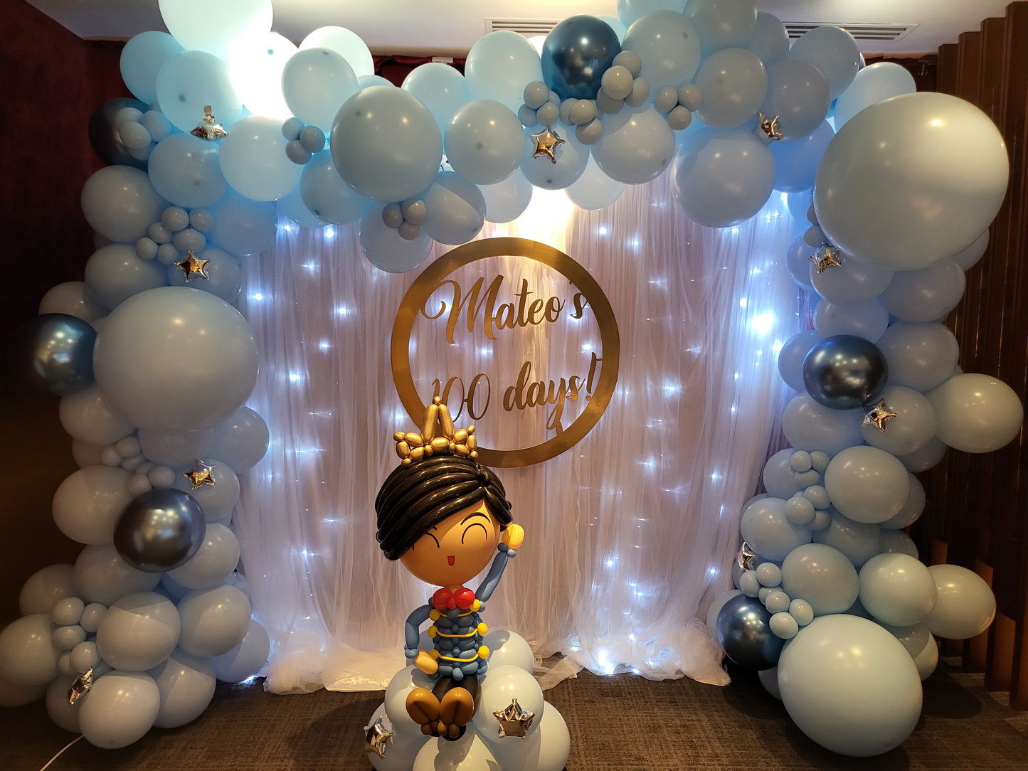 Fairy light curtain backdrop with balloons
