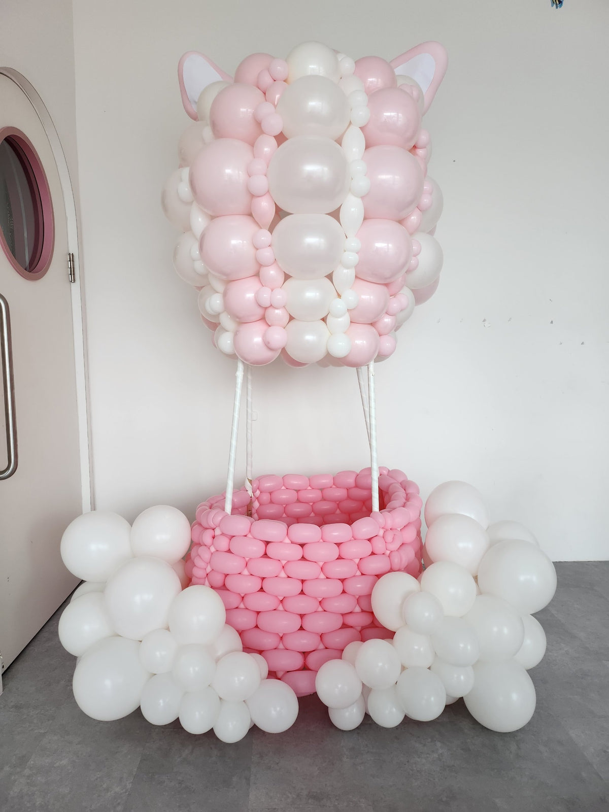 Mini 1.5m pink and white hot air balloon made of balloons with balloon basket and clouds, for kids photos