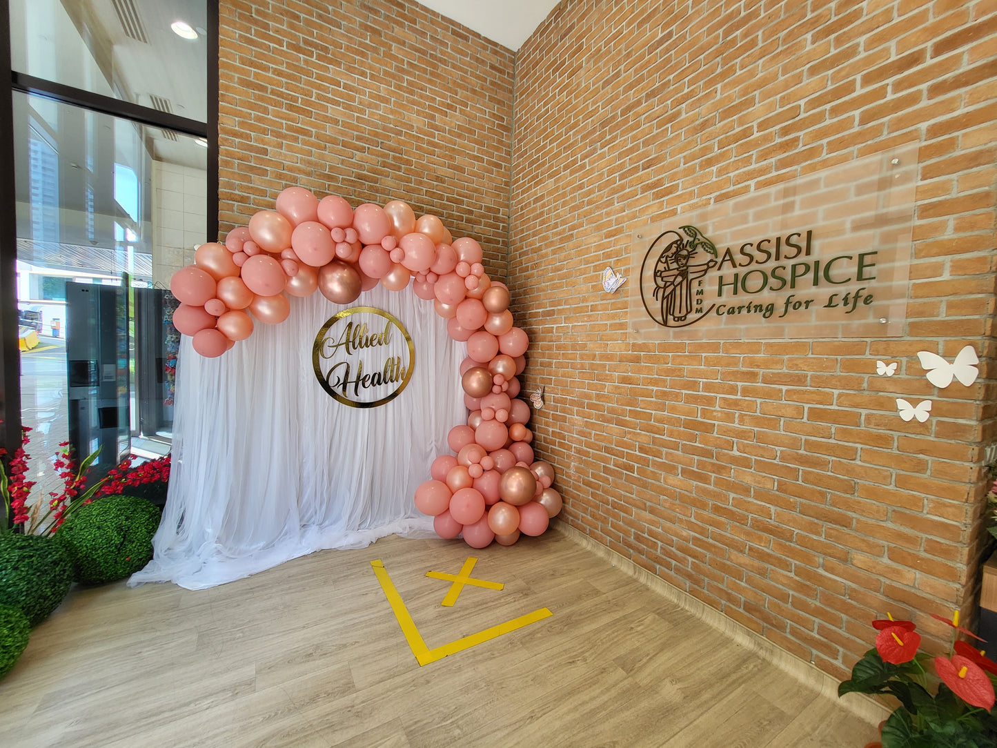 Organic Balloon Garland White Curtain Backdrop